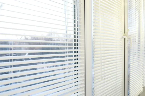 Žaluzie v miestnosti